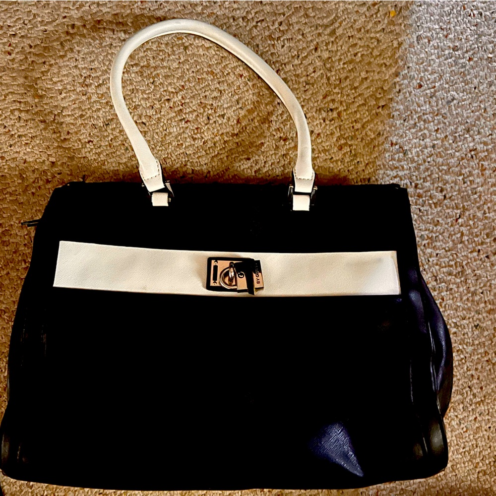 Guess purse. Slight wear on the bottom at edges. Brown interior. Shoulder straps